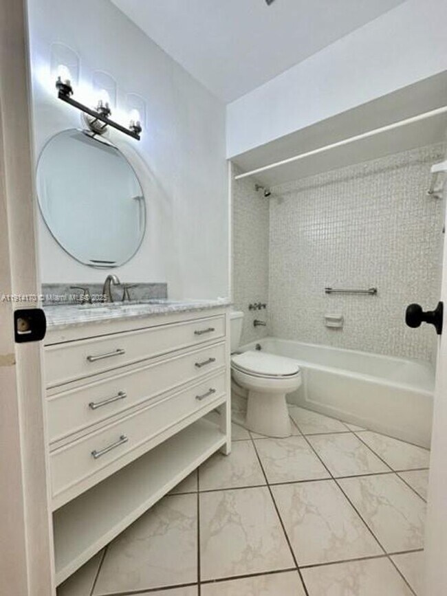 Building Photo - 7439 Twin Sabal Dr