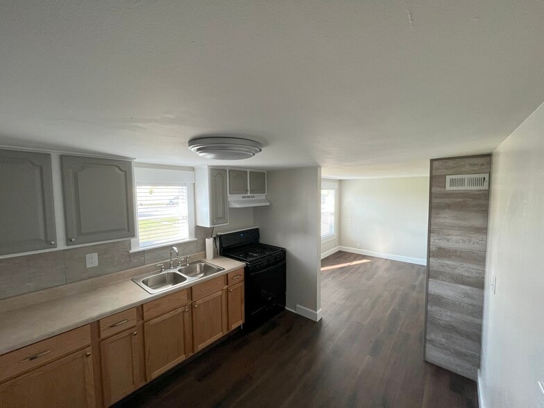 Building Photo - 809 S Elm St