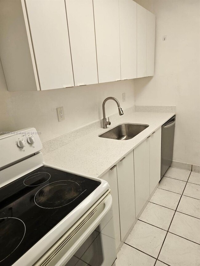 Building Photo - 605 NW 72nd Ave