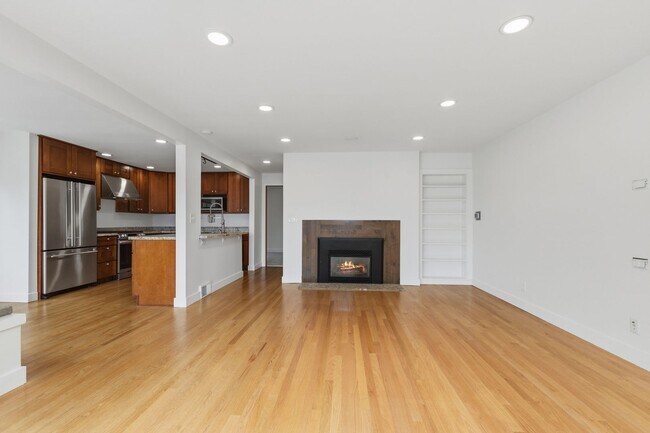 Building Photo - 5306 Beach Dr SW