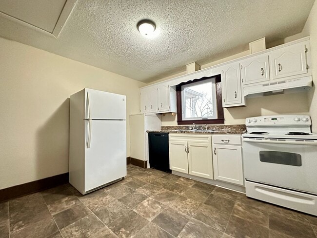 Building Photo - 811 Pembroke Oak Grove Rd