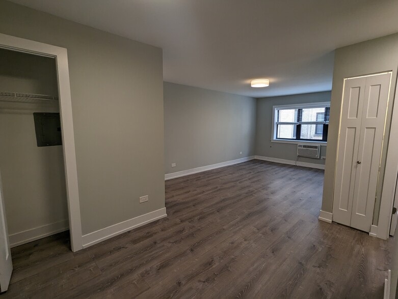 Building Photo - 511 W Barry Ave