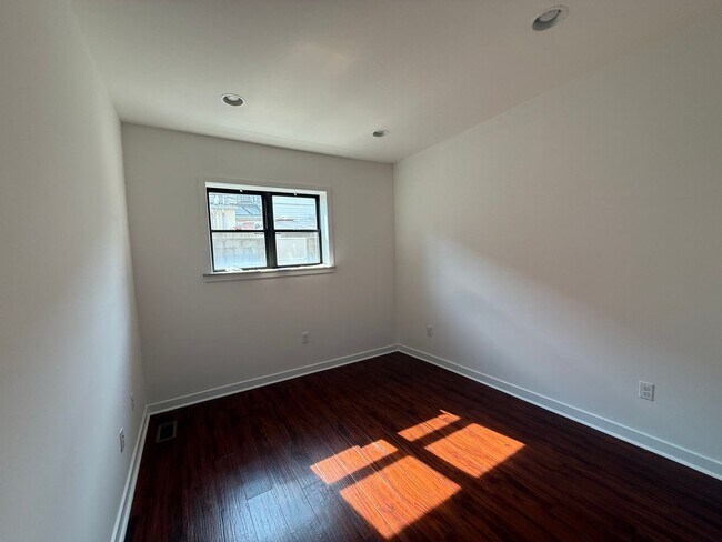 Building Photo - Newly Renovated Triplex East Passyunk