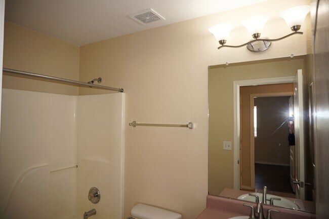 Building Photo - Popular Location, 3Bdm 2Ba Home