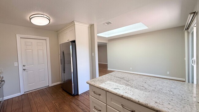 Building Photo - POETS CORNER GEM! Charming and One Of A Kind, 3BD/1BA on a Cul-de-sac Available NOW!