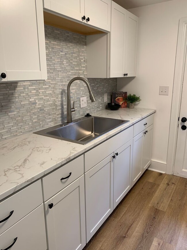 Building Photo - Adorable Single Family Home on Grand St