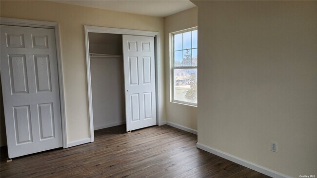 Building Photo - 77 Laurelton Dr