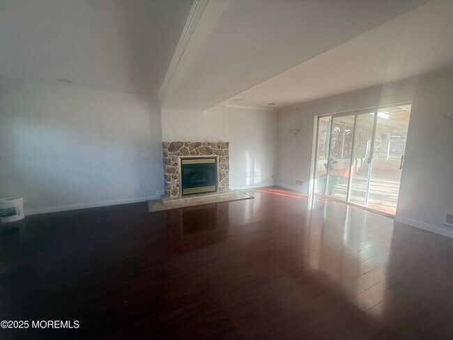 Building Photo - 117 Greymoor Rd