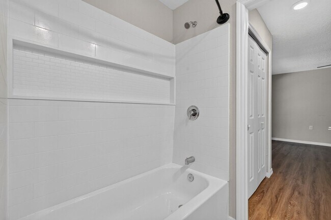Building Photo - 2/2 Duplex in Umatilla w/ Private Fenced Yard & Dual Screened Patios!