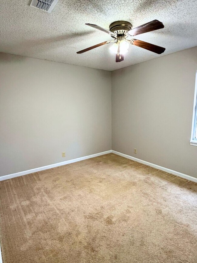 Building Photo - 4/2 with LARGE fenced in yard and recently renovated!