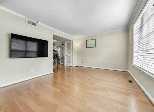 Building Photo - 6940 Roswell Rd