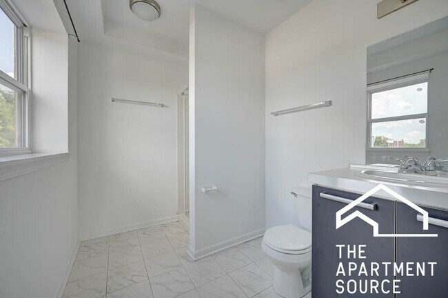 Building Photo - 1544 W Glenlake Ave