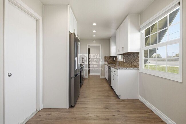 Building Photo - 5082 Edinger Ave