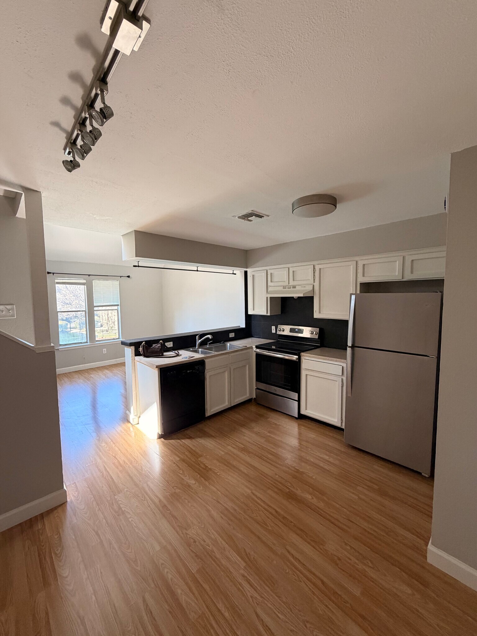 Building Photo - 5608 Cougar Dr