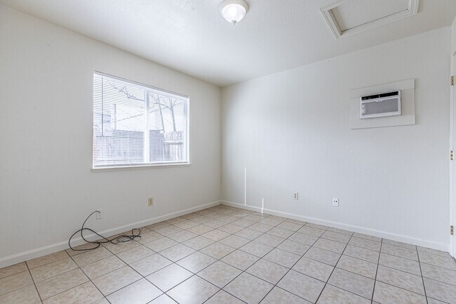 Building Photo - 1435 Nadine Ave