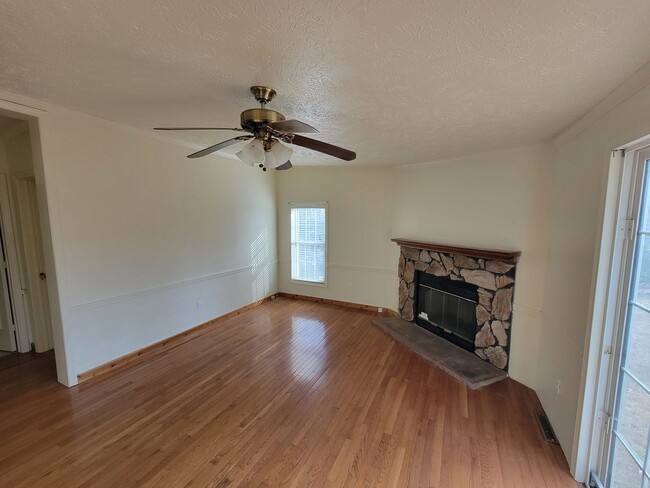 Building Photo - 3 Bedroom 2 Bathroom House