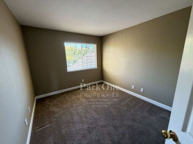 Building Photo - Updated Townhouse in Clayton Available for Lease now!