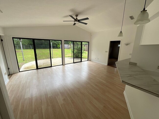 Building Photo - 4050 Linwood Dr