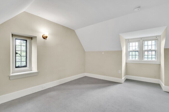 Building Photo - 1789 Beacon St