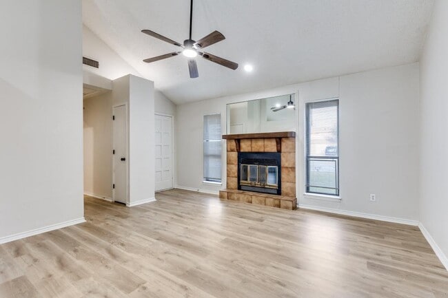 Building Photo - 418 S Las Vegas Trail