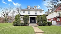 Building Photo - 770 E 91st St