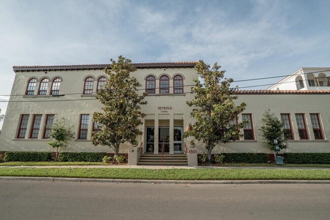 Building Photo - Beautiful 2 bedroom/2 bathroom loft with e...