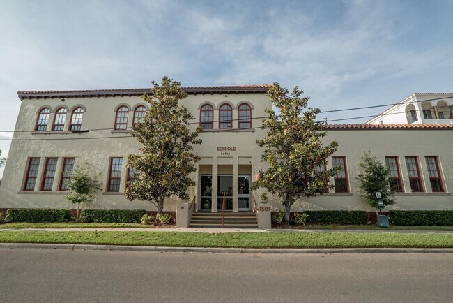 Building Photo - Beautiful 2 bedroom/2 bathroom loft with exposed brick, steel beams and hand scrapped wood floors.