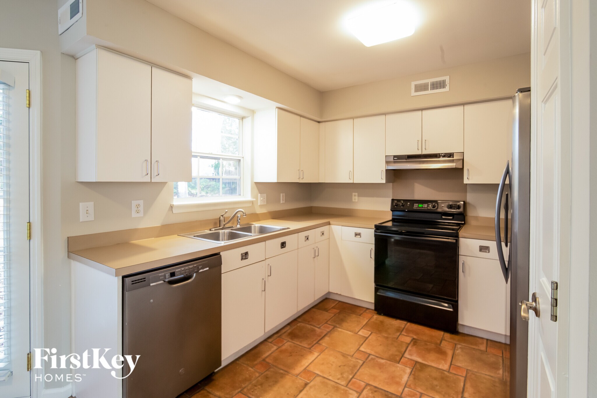 Building Photo - 7873 Sabalridge Dr