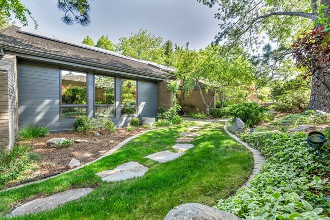 Building Photo - LAKEFRONT LUXURY ON LAKE STANLEY | FULLY FURNISHED + UTILITIES INCLUDED IN GUARDED LAKERIDGE SHORES