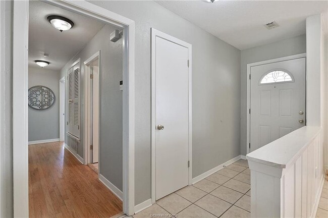 Building Photo - AUGUST PRE-LEASE!! 4 bed, 3 bath house on ...