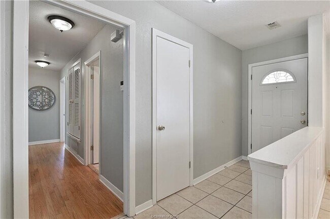 Building Photo - AUGUST PRE-LEASE!! 4 bed, 3 bath house on HUGE lot walking distance to Texas A&M!