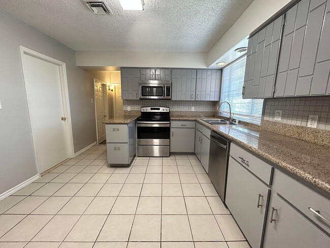 Building Photo - Single Story Home 5-Beds 2-Bath No HOA!