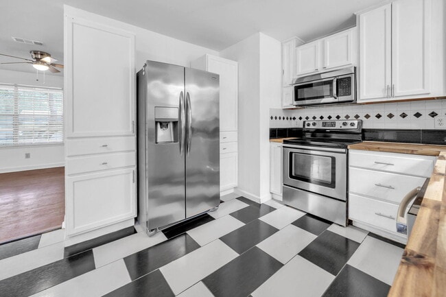 Building Photo - 1020 Pinetree Rd