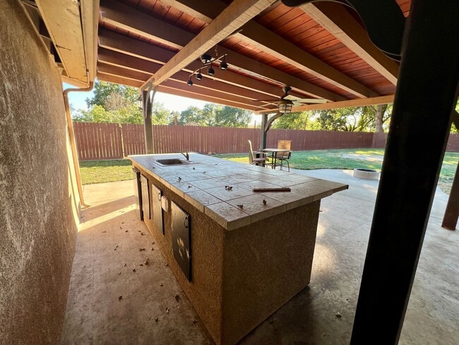 Building Photo - Well maintained single story on over half an acre lot!