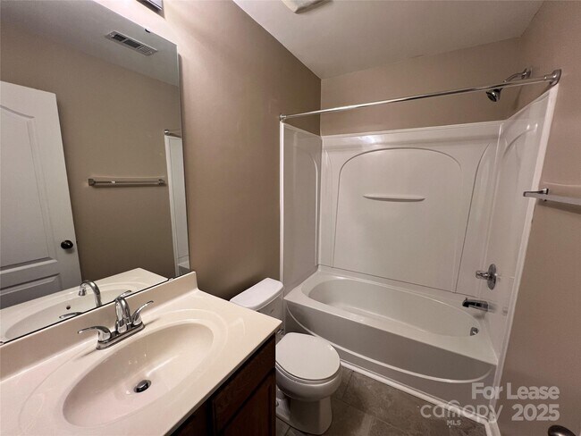 Building Photo - 142 Silverspring Pl