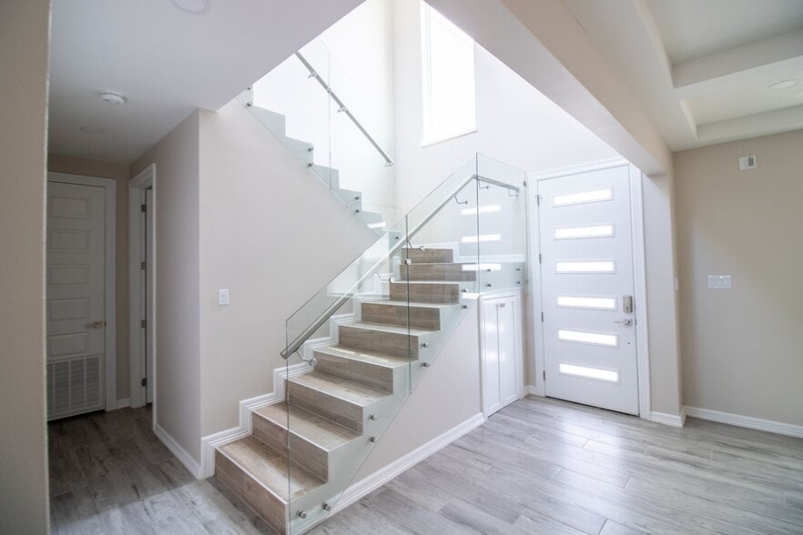 Building Photo - 5315 N Crown Point