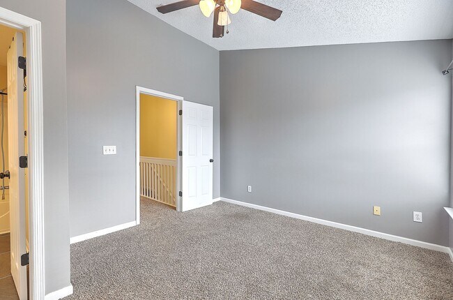 Building Photo - Move in Ready Townhouse in Summer Wood!
