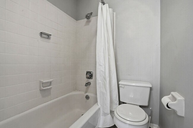 Building Photo - MINUTES to UNC!! 2 Bed 2.5 Bath Townhome - FURNISHED!  $500 Move in Incentive!