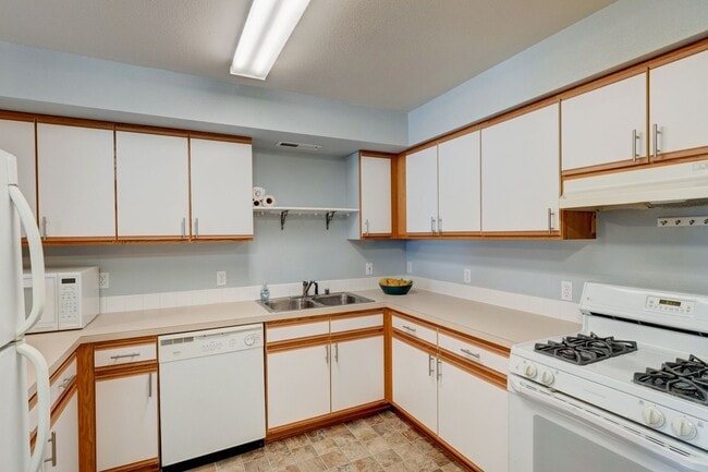 Building Photo - 3 Bedroom, 2.5 Bath Condo in Madrona Heights - Water/Sewer/Garbage included!