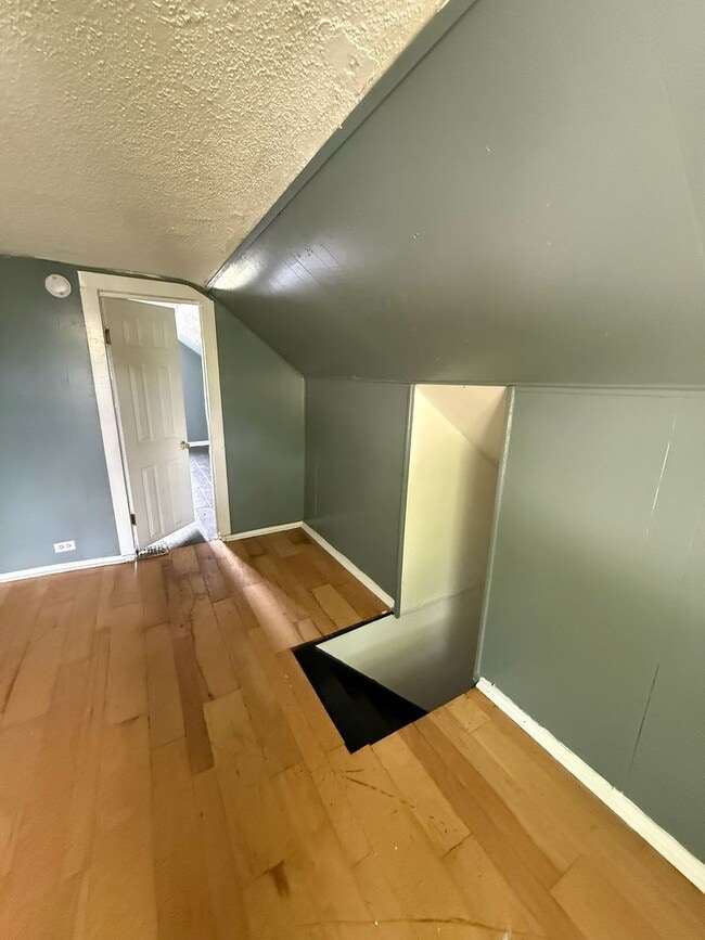 Building Photo - 3 bedrooms 1 bath
