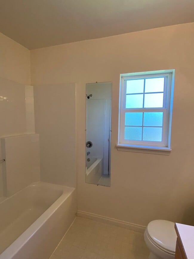 Building Photo - Charming Veneta Home!