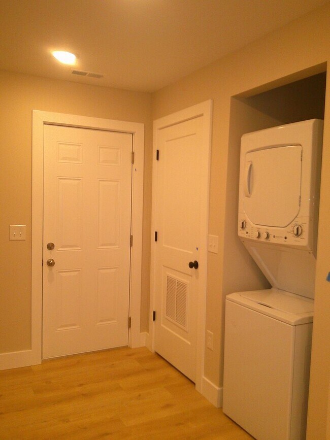 Building Photo - Beautifully Remodeled 2 Bed 1 Bath House
