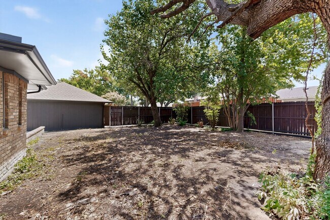 Building Photo - 2308 Chamberlain Dr
