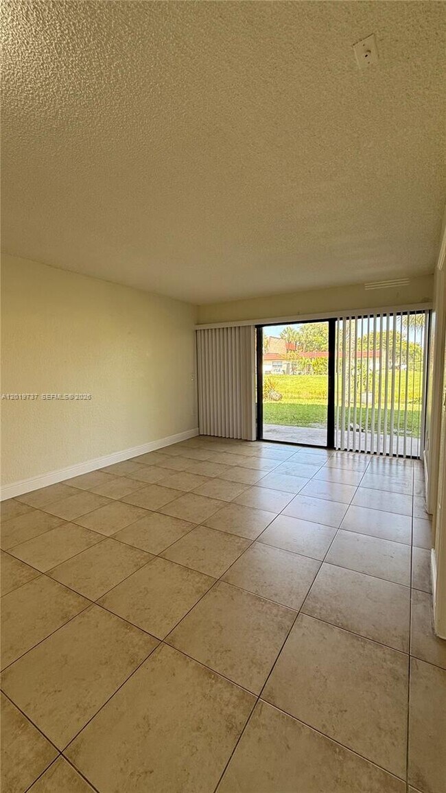 Building Photo - 1524 Lake Crystal Dr
