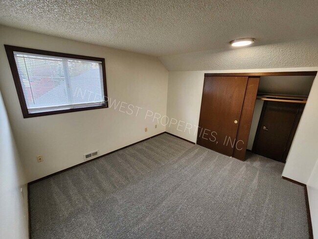 Building Photo - *1/2 OFF 1ST MONTH'S RENT PROMO* 3 Bd that Features Master on the Main with Fenced Yard, 2 Car Ga...