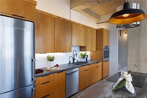 Building Photo - 100 W 5th St