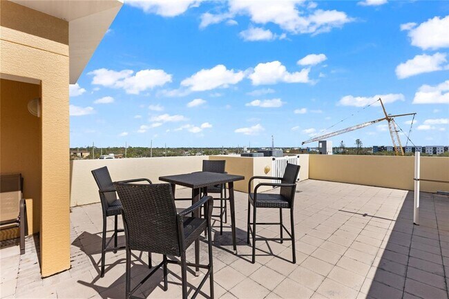 Building Photo - 800 N Tamiami Trl