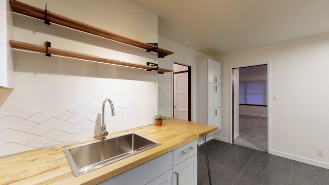 Building Photo - 3 Bedroom Home on Coroner Lot, Near Corona...