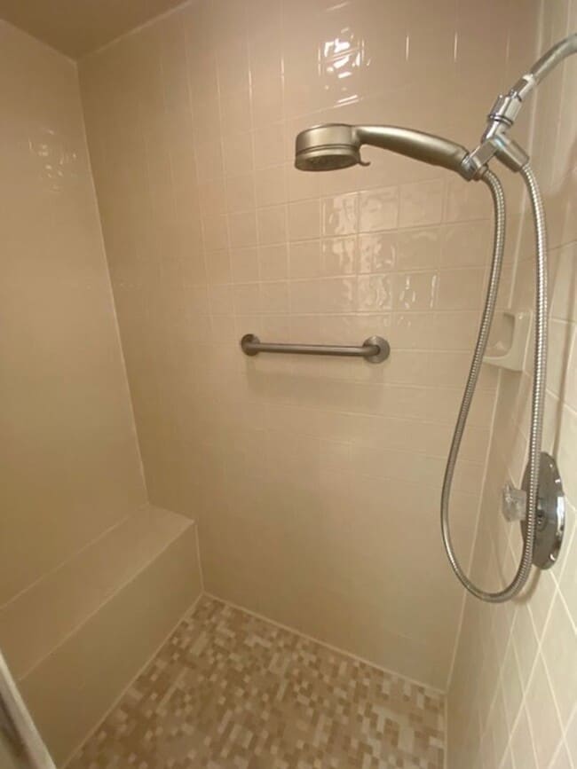 Building Photo - Adorable 2 Bedroom Home Near Downtown Rogers!