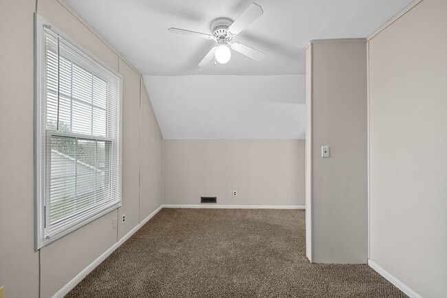 Building Photo - 4 Bedroom 2 Full Bath Pet Friendly Home For Rent!